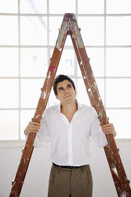 西方人,一个人,站,攀登,竖图,室外,白天,正面,窗户,落地窗,欧洲,欧洲人,仅一个男性,仅一个人,握,服装,梯子,阶梯,拿,拿着,注视,休闲装,玻璃窗,仅一个年轻男性,衣服,观察,看,站着,休闲,休闲服,爬,握着,服饰,观看,上升,察看,关注,人字梯,登高,男人,男性,年轻男性,白种人,攀爬,抬头,仰头,站立,半身,彩图