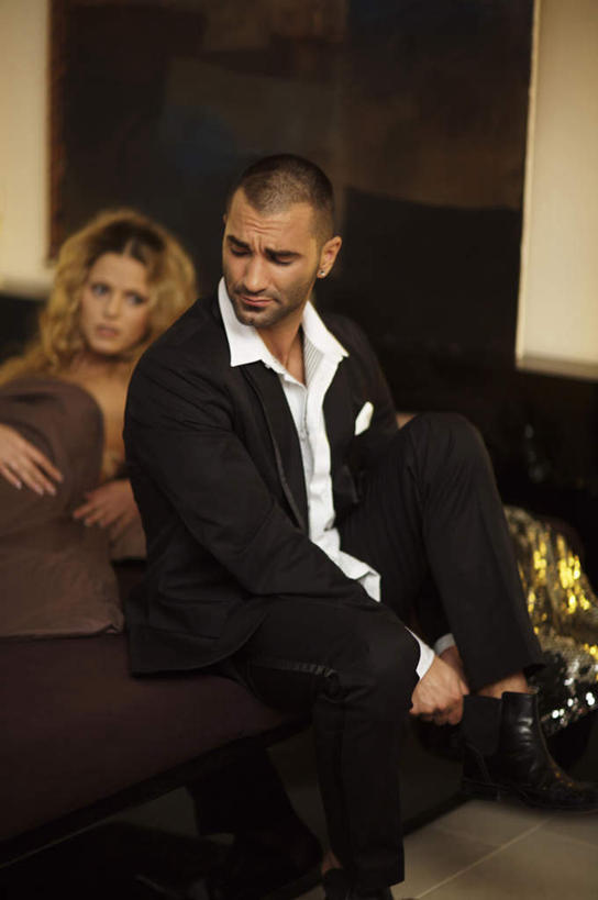 西方人,两个人,坐,躺,竖图,室内,白天,正面,衬衫,晚礼服,西装,爱情,床,卧室,欧洲,欧洲人,撑,握,套装,正装,墙,双人床,床单,领带,浪漫,拿,拿着,扭头,注视,职业装,被子,墙壁,墙面,观察,看,转头,温暖,温馨,恩爱,搭,抬脚,握着,恋人,观看,和睦,察看,撑着,被单,搭着,关注,卧着,男人,男性,年轻男性,年轻女性,女人,女性,白种人,情侣,躺着,卧,坐着,半身,彩图,衬衣,晚宴服,舞会服,洋服,洋装,夜礼服,睡房,卧房,伴侣,融洽