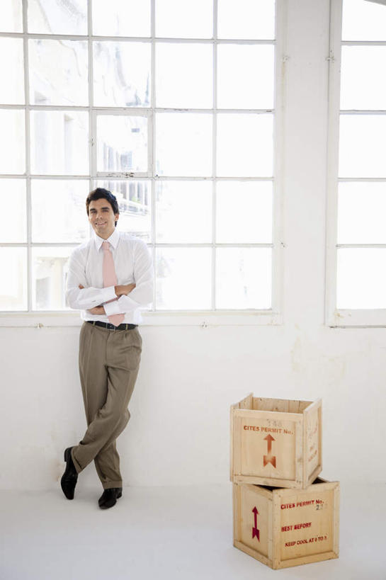 西方人,一个人,商务人士,商务男性,站,双手交叉,竖图,室内,白天,正面,衬衫,窗户,欧洲,欧洲人,仅一个男性,仅一个人,仅一个中年男性,套装,包装,瓷砖,地砖,纸箱,墙,地面,注视,玻璃窗,墙壁,墙面,两个,容器,箱子,观察,看,靠,靠着,站着,观看,察看,双手抱胸,关注,纸板箱,商务装,工薪阶层,包装箱,男人,男性,中年男性,白种人,白领,上班族,站立,彩图,全身,衬衣