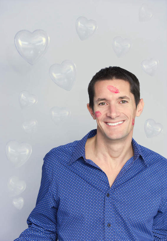 西方人,一个人,站,笑,微笑,露齿笑,竖图,室内,白天,正面,爱情,欧洲,欧洲人,仅一个男性,仅一个人,仅一个中年男性,许多,灰色背景,服装,爱心,装饰,塑料,很多,浪漫,注视,休闲装,衣服,蓝色,气球,塑料制品,观察,看,站着,休闲,温暖,温馨,心形,休闲服,橡胶,恩爱,搭,摄影,服饰,影棚,观看,华丽,修饰,点缀,和睦,察看,搭着,关注,橡胶制品,衬托,美观,雅致,雅观,男人,男性,中年男性,白种人,心型,站立,半身,彩图,影棚拍摄,拍摄,融洽