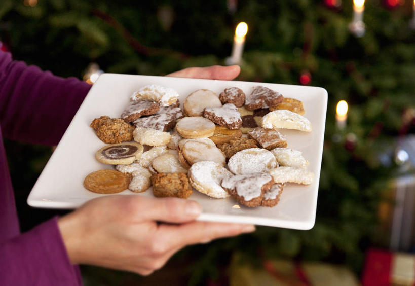 西方人,手,一个人,站,捧,横图,俯视,室内,特写,白天,植物,餐具,欧洲,圣诞节,欧洲人,双手,仅一个女性,仅一个人,许多,切开,服装,节日,朦胧,模糊,庆祝,装饰,碟子,挂饰,盘,菌菇,蘑菇,圣诞树,圣诞球,很多,菌类,休闲装,文化,球,树,树木,一个,衣服,绿色,白色,自然,盘子,碟,切,站着,仅一个中年女性,庆典,休闲,球体,手部,休闲服,食用菌,服饰,生长,单个,成长,纪念,华丽,修饰,点缀,剖面,切面,衬托,美观,雅致,雅观,女人,女性,中年女性,白种人,端,端着,捧着,手捧,站立,半身,彩图,高角度拍摄