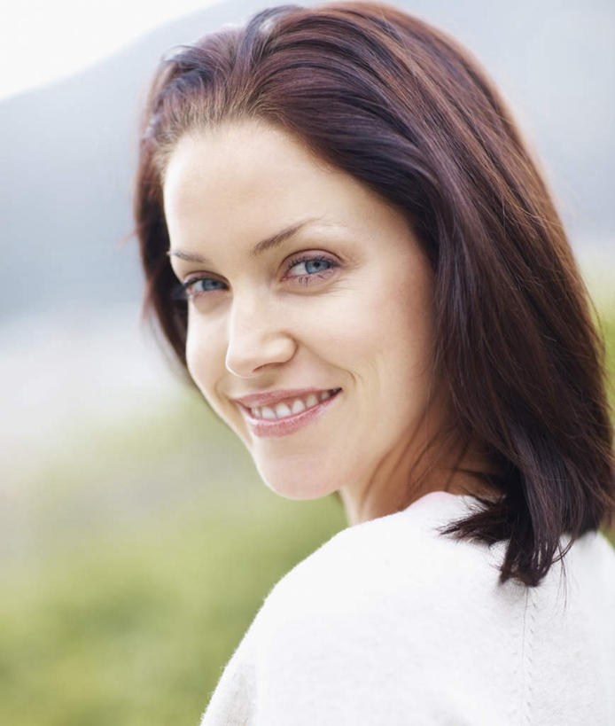 西方人,脸,头,脸颊,头发,一个人,站,笑,微笑,露齿笑,竖图,室内,特写,白天,侧面,草地,草坪,山,山脉,植物,欧洲,欧洲人,仅一个女性,仅一个人,阴影,服装,朦胧,模糊,光线,影子,山峰,云,云朵,棕色,山峦,云彩,扭头,注视,休闲装,肩膀,草,树,树木,衣服,蓝色,绿色,白色,白云,蓝天,天空,阳光,自然,群山,天,观察,看,站着,转头,仅一个中年女性,休闲,休闲服,服饰,生长,晴朗,成长,观看,察看,关注,女人,女性,中年女性,白种人,头部,直发,脸部,脸蛋,面部,晴空,站立,半身,彩图,短发