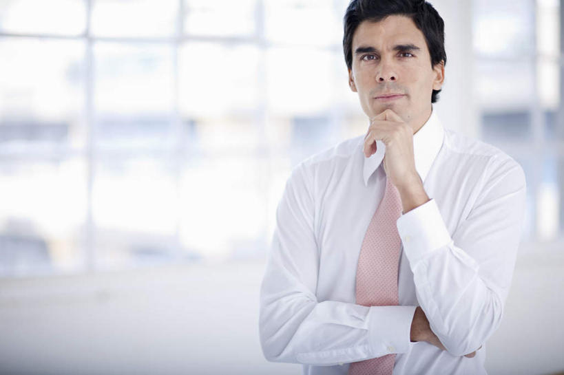 西方人,一个人,商务人士,商务男性,站,横图,室内,白天,正面,衬衫,窗户,落地窗,欧洲,欧洲人,仅一个男性,仅一个人,仅一个中年男性,撑,套装,朦胧,模糊,托腮,注视,玻璃窗,观察,看,托,站着,搭,观看,察看,搭着,关注,托下巴,商务装,工薪阶层,男人,男性,中年男性,白种人,白领,上班族,站立,半身,彩图,衬衣