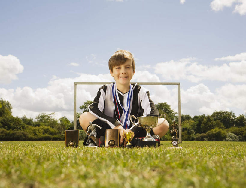 西方人,儿童,一个人,运动员,足球场,坐,笑,盘腿,微笑,露齿笑,横图,室外,白天,正面,运动服,纯洁,成功,胜利,草地,草坪,植物,欧洲,欧洲人,仅一个男性,仅一个人,一排,许多,阴影,服装,整齐,光线,影子,云,云朵,很多,足球运动员,云彩,注视,草,树,树木,排列,小孩,衣服,蓝色,绿色,白云,蓝天,天空,阳光,自然,天,观察,看,仅一个小孩,光彩,可爱,童年,童趣,搭,服饰,生长,晴朗,成长,观看,察看,衣着,穿着,搭着,队列,关注,荣誉,绿茵场,奖品,童真,烂漫,无邪,荣耀,衣饰,光荣,天真,男孩,男人,男性,白种人,孩子,晴空,体育运动员,运动选手,盘腿而坐,盘膝,盘着腿的,盘着腿坐,双腿交叉,坐着,彩图,全身,足球比赛场地,奖杯,男生,运动装