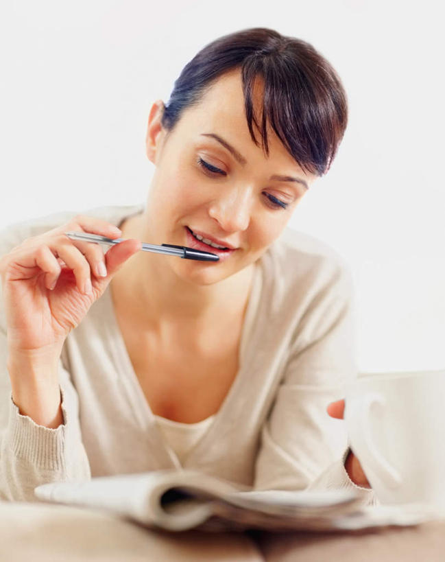 西方人,一个人,坐,笑,微笑,露齿笑,竖图,室内,白天,正面,桌面,桌子,椅子,欧洲,欧洲人,仅一个年轻女性,仅一个女性,仅一个人,握,服装,木制,笔,材料,档案,文件,墙,办公用品,拿,拿着,注视,休闲装,水笔,墙壁,墙面,文具,衣服,木制品,学习用品,资料,观察,看,休闲,休闲服,握着,服饰,观看,文具用品,察看,关注,文档,年轻女性,女人,女性,白种人,坐着,半身,彩图