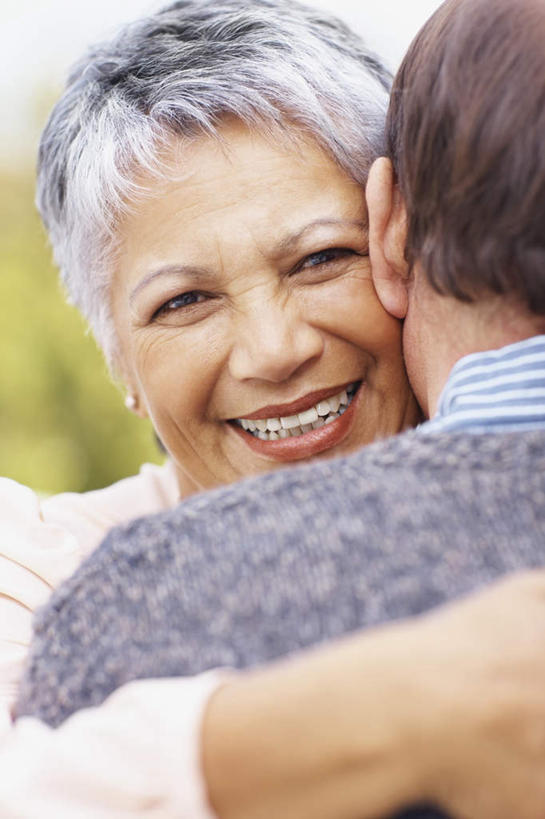 西方人,老年人,脸,头,脸颊,手,背部,两个人,家庭,夫妻,抱,笑,微笑,露齿笑,竖图,室外,特写,白天,正面,爱情,植物,欧洲,欧洲人,服装,朦胧,模糊,浪漫,注视,休闲装,肩膀,树,树木,衣服,绿色,自然,观察,看,休闲,温暖,温馨,一家人,手部,休闲服,恩爱,恋人,服饰,生长,成长,抱着,观看,单手,和睦,察看,搂着,关注,老年男性,老年女性,男人,男性,女人,女性,白种人,头部,脸部,脸蛋,面部,夫妇,情侣,怀抱,搂,搂抱,相抱,拥抱,半身,彩图,伴侣,融洽