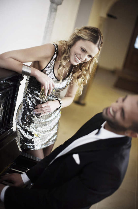 葡萄酒,西方人,两个人,站,笑,微笑,露齿笑,竖图,俯视,室内,白天,衬衫,晚礼服,西装,爱情,奢侈,快乐,卧室,杯子,欧洲,欧洲人,握,套装,正装,高脚杯,墙,领带,浪漫,拿,拿着,注视,职业装,墙壁,墙面,玻璃制品,酒,饮料,酒杯,香槟,观察,看,站着,温暖,温馨,恩爱,诱惑,搭,握着,恋人,观看,和睦,察看,搭着,关注,香槟杯,气泡酒,起泡酒,汽酒,男人,男性,年轻男性,年轻女性,女人,女性,白种人,情侣,玻璃杯,站立,半身,彩图,高角度拍摄,衬衣,晚宴服,舞会服,洋服,洋装,夜礼服,高兴,欢笑,睡房,卧房,伴侣,融洽