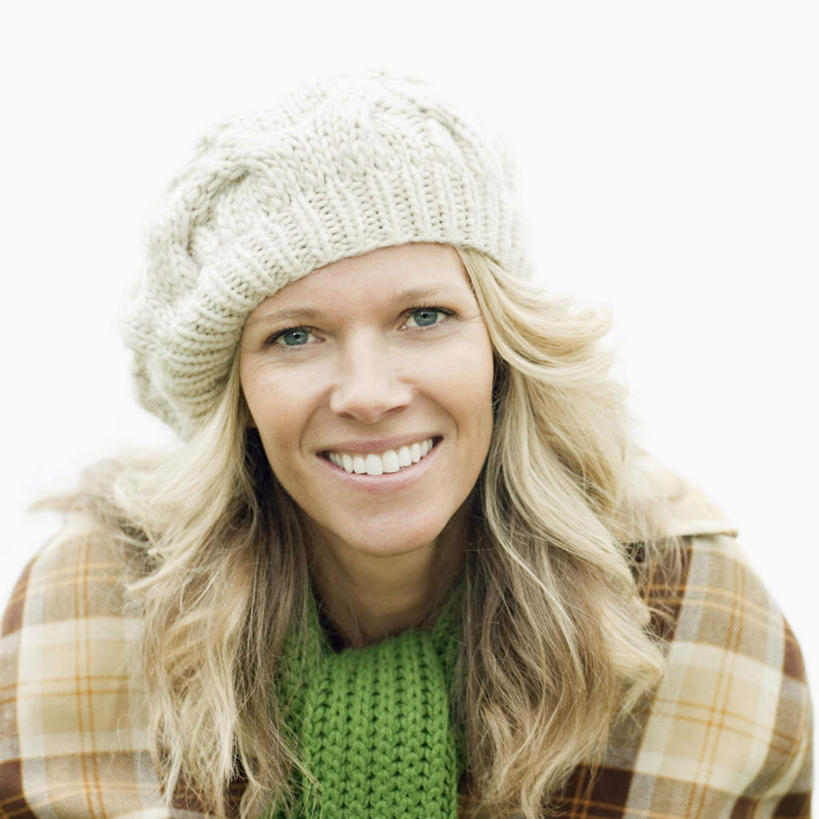 西方人,脸,头,脸颊,一个人,站,笑,微笑,露齿笑,方图,室内,特写,白天,正面,帽子,欧洲,欧洲人,仅一个年轻女性,仅一个女性,仅一个人,阴影,服装,光线,影子,云,云朵,云彩,注视,休闲装,肩膀,衣服,蓝色,白云,蓝天,天空,阳光,天,观察,看,站着,休闲,休闲服,服饰,晴朗,观看,察看,关注,一顶,编织帽,年轻女性,女人,女性,白种人,头部,脸部,脸蛋,面部,晴空,站立,半身,彩图