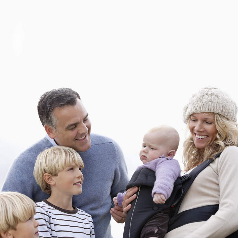 西方人,婴儿,儿童,中年人,家庭,夫妻,母亲,父亲,儿子,站,笑,微笑,露齿笑,方图,室内,白天,白色背景,正面,爱情,纯洁,帽子,欧洲,欧洲人,五个人,服装,许多人,浪漫,注视,休闲装,小孩,衣服,观察,看,站着,一群人,休闲,温暖,温馨,父子,母子,一家人,休闲服,恩爱,父爱,可爱,母爱,童年,童趣,恋人,摄影,服饰,活泼,影棚,观看,和睦,察看,关注,宝宝,童真,纯真,烂漫,无邪,棉帽,伶俐,天真,男孩,男人,男性,女人,女性,中年男性,中年女性,白种人,孩子,夫妇,情侣,站立,半身,彩图,影棚拍摄,拍摄,伴侣,融洽,男生