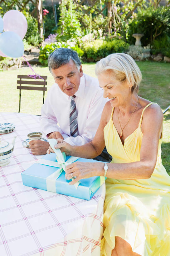 西方人,老年人,两个人,家庭,夫妻,坐,竖图,室外,白天,正面,衬衫,裙子,爱情,草地,草坪,树林,植物,餐桌,桌子,礼盒,礼物,椅子,欧洲,欧洲人,握,阴影,连衣裙,光线,布料,丝绸,丝带,影子,纸盒,缎带,领带,浪漫,拿,布纹,拿着,注视,绸带,盒子,桌布,草,树,树木,绿色,阳光,自然,包装盒,餐巾,礼品盒,台布,观察,看,温暖,温馨,一家人,恩爱,握着,恋人,礼品,生长,成长,餐台,观看,吊带裙,和睦,察看,关注,老年男性,老年女性,男人,男性,女人,女性,白种人,夫妇,情侣,坐着,半身,彩图,衬衣,伴侣,融洽