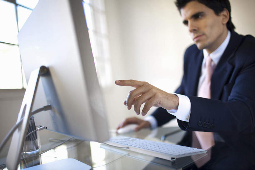 西方人,一个人,商务人士,商务男性,办公室,坐,横图,室内,白天,正面,衬衫,电脑,显示器,鼠标,键盘,窗户,桌子,欧洲,欧洲人,仅一个男性,仅一个人,握,指,套装,网络,办公桌,领带,拿,拿着,注视,方向,输入设备,通讯设备,玻璃窗,仅一个年轻男性,观察,看,手势,台式电脑,握着,观看,察看,指向,象征,庄重,食指,关注,通信设备,商务装,身份,工薪阶层,输出设备,正式,地位,男人,男性,年轻男性,白种人,白领,上班族,坐着,半身,彩图,衬衣