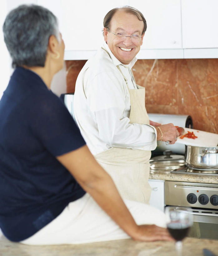 西方人,老年人,两个人,家庭,夫妻,站,坐,笑,微笑,露齿笑,竖图,室内,白天,侧面,爱情,厨房,柜子,辣椒,餐具,欧洲,欧洲人,握,服装,碟子,盘,围裙,眼镜,浪漫,拿,拿着,扭头,注视,休闲装,衣服,盘子,橱柜,碟,观察,看,站着,转头,休闲,温暖,温馨,一家人,休闲服,恩爱,握着,恋人,服饰,观看,老花镜,和睦,察看,关注,彩椒,辣角,红海椒,大椒,辣虎,广椒,远视眼镜,老年男性,老年女性,男人,男性,女人,女性,白种人,夫妇,情侣,甜椒,柿子椒,辣子,海椒,番椒,灯笼椒,站立,坐着,半身,彩图,灶间,伴侣,融洽