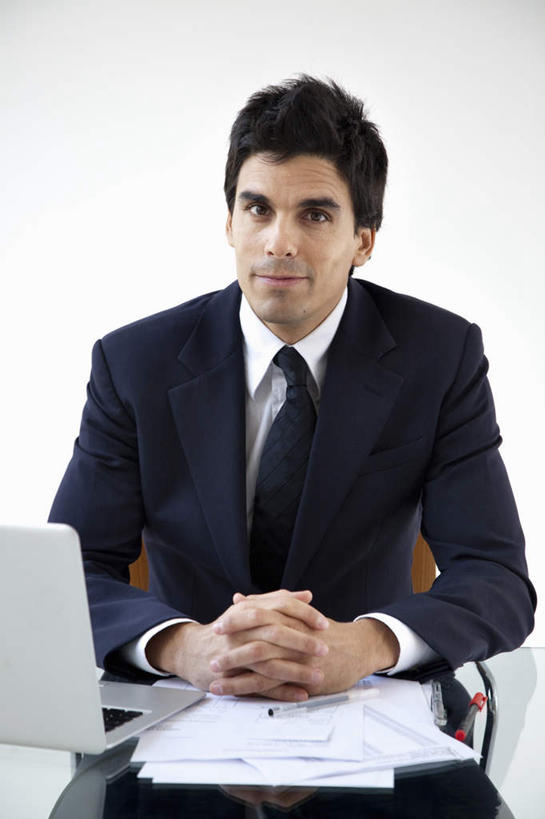 西方人,一个人,商务人士,商务男性,办公室,坐,竖图,室内,白天,正面,衬衫,电脑,笔记本电脑,桌子,椅子,欧洲,欧洲人,仅一个男性,仅一个人,仅一个中年男性,套装,网络,材料,档案,文件,纸,办公桌,领带,注视,通讯设备,手稿,资料,观察,看,观看,证明,察看,无线,象征,庄重,关注,文档,通信设备,商务装,身份,无线网络,无线上网,便携式电脑,工薪阶层,正式,地位,手提电脑,男人,男性,中年男性,白种人,白领,上班族,坐着,半身,彩图,衬衣