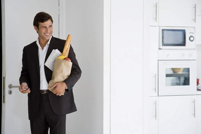点心,面包,西方人,一个人,商务人士,商务男性,站,笑,微笑,露齿笑,横图,室内,白天,正面,衬衫,烹饪,厨房,门,厨具,袋子,欧洲,欧洲人,仅一个男性,仅一个人,仅一个中年男性,握,套装,电器,烤炉,烤箱,纸袋,墙,食品,面点,拿,法国面包,拿着,注视,墙壁,墙面,食物,糕点,容器,门框,观察,看,站着,握着,观看,储藏,法棍,微波炉,察看,长棍面包,家电,家用电器,储存,关注,商务装,微波,炊具,工薪阶层,烹饪用具,法式长棍面包,男人,男性,中年男性,白种人,白领,上班族,烹调用具,烹调,站立,半身,彩图,衬衣,灶间,贮存,小家电