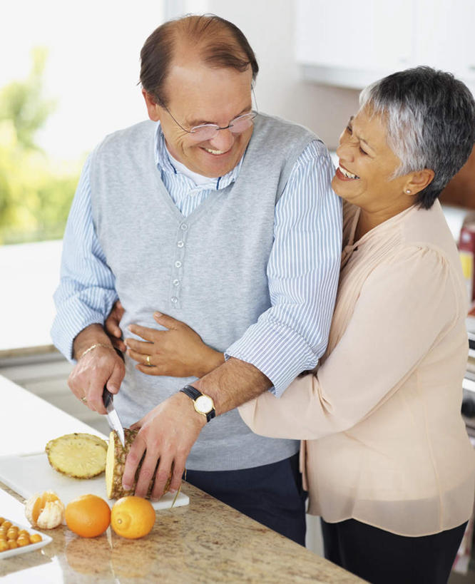 西方人,家庭,夫妻,商务人士,商务男性,商务女性,站,笑,微笑,露齿笑,竖图,室内,白天,正面,衬衫,爱情,餐桌,厨房,桌子,菠萝,水果,金属制品,欧洲,欧洲人,握,套装,服装,朦胧,模糊,新鲜,金属,工具,眼镜,生食,食品,果实,刀具,浪漫,拿,拿着,注视,休闲装,食物,衣服,刀,观察,看,站着,休闲,温暖,温馨,一家人,休闲服,恩爱,握着,恋人,服饰,有机食品,绿色食品,餐台,观看,老花镜,和睦,察看,甜橙,关注,菜刀,商务装,工薪阶层,切菜刀,远视眼镜,男人,男性,年轻男性,女人,女性,中年女性,白种人,夫妇,情侣,白领,上班族,凤梨,橙子,橙,站立,半身,彩图,衬衣,灶间,鹄壳,黄橙,黄果,金橙,金环,金球,糖橙,伴侣,融洽