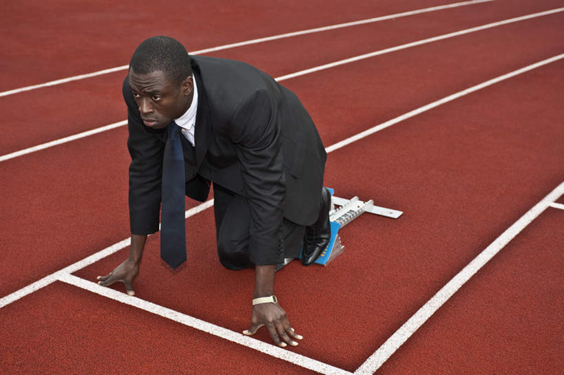 西方人,一个人,商务人士,商务男性,体育馆,运动场,起跑线,起点,蹲,横图,俯视,室外,白天,衬衫,欧洲,非洲,黑人,欧洲人,仅一个男性,仅一个人,撑,弯腰,套装,开始,起跑器,跑道,领带,注视,体育场,仅一个年轻男性,观察,看,田径场,观看,察看,撑着,象征,庄重,关注,商务装,身份,塑胶跑道,助跑器,工薪阶层,起始,弯身,运动馆,正式,地位,男人,男性,年轻男性,非洲人,白领,上班族,蹲着,彩图,高角度拍摄,全身,衬衣,起跑点,全天候田径运动跑道