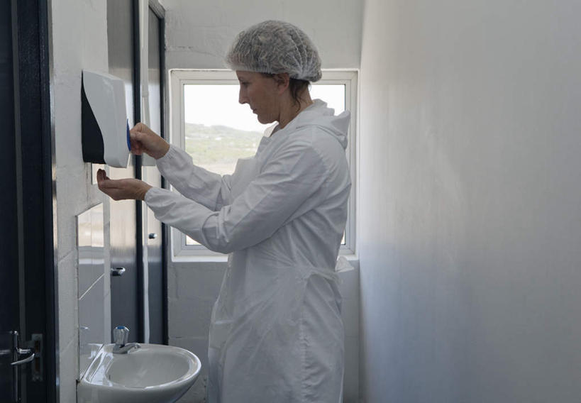 西方人,一个人,医生,站,举,横图,室内,白天,侧面,工作服,制服,窗户,卫生间,洗手间,帽子,欧洲,欧洲人,仅一个女性,仅一个人,阴影,反射,水槽,影子,墙,注视,水斗,玻璃窗,墙壁,墙面,白色,按,观察,看,托,站着,仅一个中年女性,医护人员,医疗人员,观看,察看,白大褂,关注,医生帽,工作制服,女人,女性,中年女性,白种人,大夫,厕所,举起,举手,举着,向上举,向上伸,向上托,站立,半身,彩图,工作套服