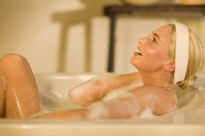 西方人,一个人,躺,横图,室内,白天,侧面,洗澡,性感,卫生间,浴室,欧洲,欧洲人,仅一个年轻女性,仅一个女性,仅一个人,阴影,朦胧,模糊,反射,束发带,影子,墙,抬腿,注视,干净,裸露,墙壁,墙面,泡泡,浴缸,观察,看,清洁,享受,健康,放松,诱惑,保健,观看,察看,卫生,关注,裸,火辣,卫浴设备,泡汤,水管装置,卧着,年轻女性,女人,女性,白种人,淋浴房,躺着,卧,半身,彩图,沐浴,冲凉房,沐浴间,沐浴室