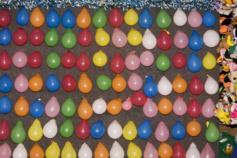 无人,游乐园,横图,彩色,室外,白天,正面,游戏,游乐场,玩具,一排,许多,整齐,塑料,很多,玩,娱乐,排列,气球,塑料制品,休闲,充气玩具,橡胶,益智,活动,队列,发泄,消遣,智力,橡胶制品,宣泄,乐园,玩耍,嬉戏,彩图