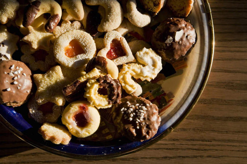 点心,无人,横图,俯视,室内,特写,白天,餐桌,桌子,一堆,许多,阴影,堆叠,堆积,反射,影子,陶瓷,食品,陶瓷制品,曲奇,很多,食物,容器,碗,饼干,零食,餐台,储藏,堆,储存,曲奇饼,曲奇饼干,彩图,高角度拍摄,贮存