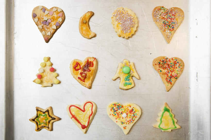 点心,无人,横图,俯视,室内,特写,白天,餐具,金属制品,一排,许多,阴影,整齐,反射,金属,碟子,盘,影子,食品,曲奇,很多,食物,排列,盘子,碟,饼干,零食,队列,曲奇饼,曲奇饼干,彩图,高角度拍摄