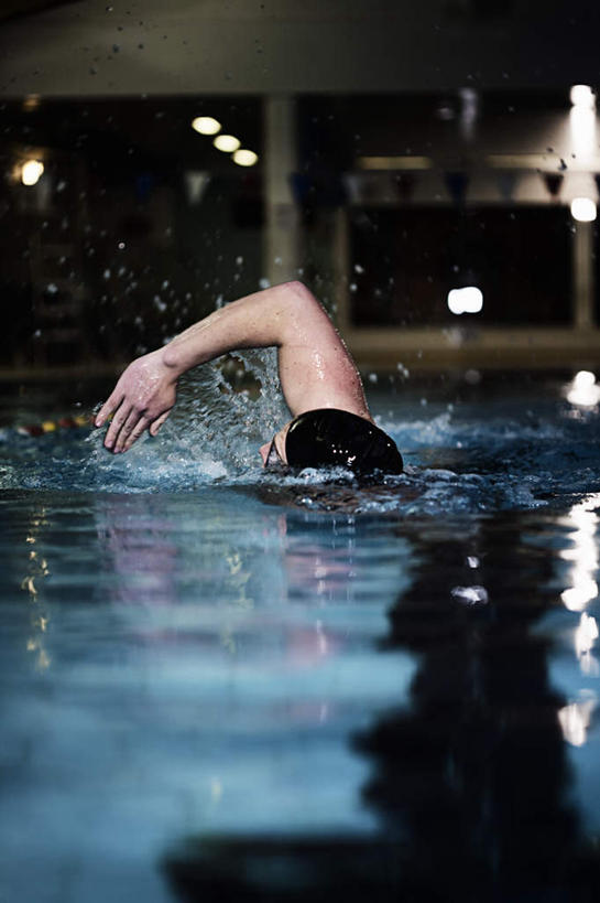 游泳,西方人,一个人,运动员,体育馆,游泳池,竖图,室内,白天,正面,水,窗户,帽子,欧洲,欧洲人,仅一个男性,仅一个人,阴影,飞溅,泳帽,溅,光线,液体,影子,水池,水滴,水面,灯光,泳池,玻璃窗,水珠,仅一个年轻男性,游泳馆,喷洒,游泳帽,泅水,拍浮,男人,男性,年轻男性,白种人,体育运动员,运动选手,彩图,全身
