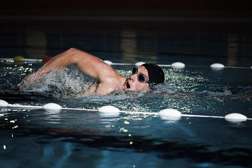 游泳,西方人,一个人,运动员,体育馆,游泳池,横图,室内,白天,侧面,水,窗户,帽子,欧洲,欧洲人,仅一个男性,仅一个人,阴影,飞溅,泳帽,溅,光线,液体,影子,水池,水滴,水面,灯光,分界线,泳池,玻璃窗,水珠,仅一个年轻男性,张嘴,游泳馆,喷洒,游泳帽,泳道线,分道线,张大嘴巴,泅水,拍浮,泳池分割线,男人,男性,年轻男性,白种人,张开嘴,体育运动员,运动选手,半身,彩图