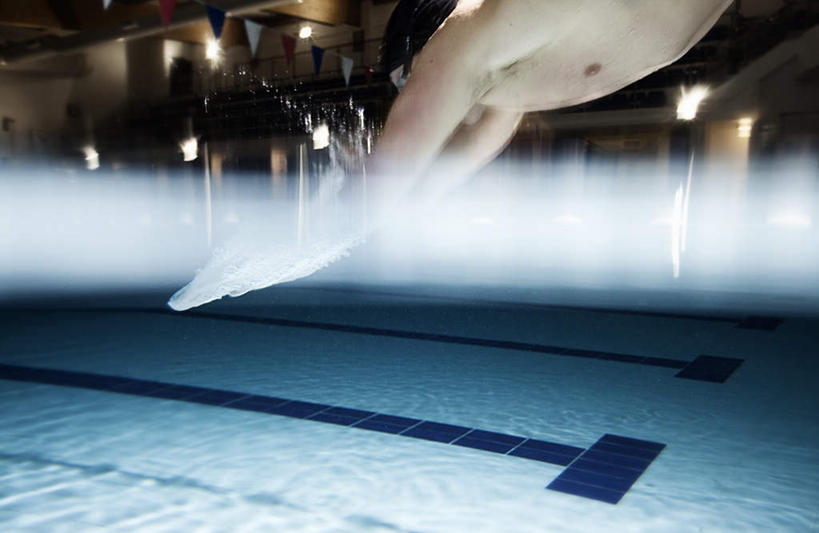 跳水,游泳,西方人,一个人,运动员,体育馆,游泳池,横图,室内,白天,侧面,锻炼,运动,水,欧洲,欧洲人,仅一个男性,仅一个人,阴影,飞溅,朦胧,模糊,溅,反射,液体,影子,水池,水滴,水面,泳池,水珠,仅一个年轻男性,游泳馆,喷洒,水上运动,体育,男人,男性,年轻男性,白种人,体育运动员,运动选手,半身,彩图,健身