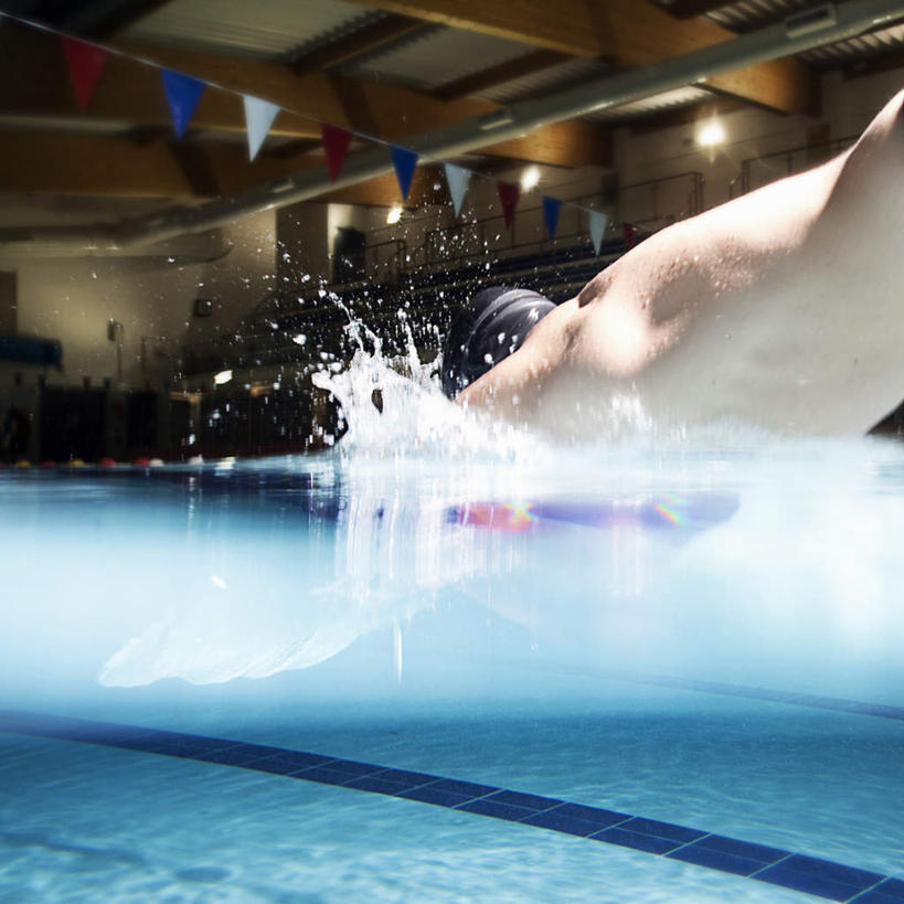 跳水,游泳,西方人,一个人,运动员,体育馆,游泳池,方图,室内,白天,侧面,锻炼,运动,水,欧洲,欧洲人,仅一个男性,仅一个人,阴影,飞溅,朦胧,模糊,溅,反射,液体,影子,水池,水滴,水面,泳池,水珠,仅一个年轻男性,游泳馆,喷洒,水上运动,体育,男人,男性,年轻男性,白种人,体育运动员,运动选手,半身,彩图,健身