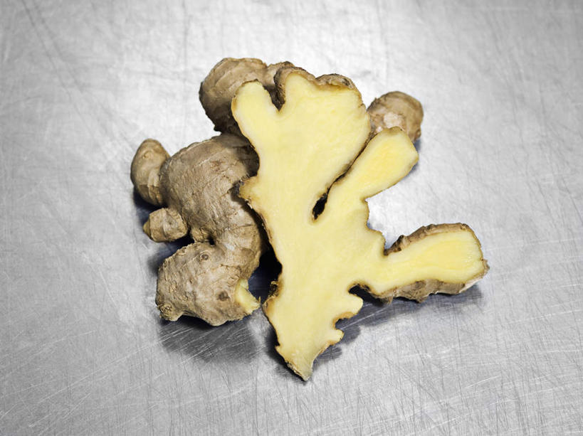 无人,横图,俯视,室内,特写,白天,桌面,桌子,姜,蔬菜,切开,新鲜,木制,食品,食物,木制品,切,摄影,有机食品,绿色食品,影棚,止咳,剖面,切面,止痛,解毒,发汗,温肺,温胃,行气,止呕,百辣云,生姜,老姜,彩图,高角度拍摄,影棚拍摄,拍摄,散寒