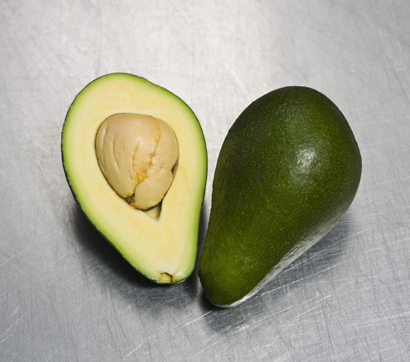 无人,横图,俯视,室内,特写,白天,桌面,桌子,水果,切开,新鲜,木制,生食,食品,果实,食物,木制品,酪梨,切,鳄梨,摄影,有机食品,绿色食品,影棚,油梨,剖面,切面,樟梨,牛油果,彩图,高角度拍摄,影棚拍摄,拍摄