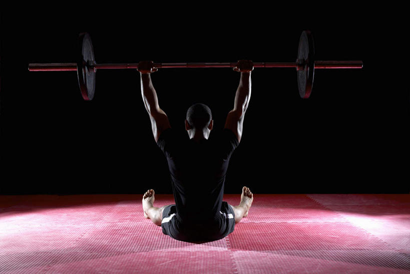 西方人,一个人,坐,举,横图,室内,白天,运动服,锻炼,运动,举重,杠铃,欧洲,欧洲人,仅一个男性,仅一个人,仅一个中年男性,握,黑色背景,服装,拿,拿着,运动器械,背面,衣服,托,健身器械,握着,摄影,服饰,影棚,张开双腿,健美,衣着,穿着,瘦身,健身器材,塑形,杠铃操,衣饰,展开双腿,体育,杠铃运动,男人,男性,中年男性,白种人,举起,举手,举着,向上举,向上伸,向上托,坐着,彩图,全身,影棚拍摄,健身,拍摄,运动器材,伸展双腿,运动装,举重运动