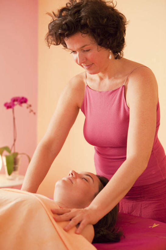 西方人,两个人,按摩师,躺,闭眼,竖图,室内,白天,正面,按摩,床,欧洲,欧洲人,服装,纺织物,墙,床单,休闲装,被子,裸露,顾客,墙壁,墙面,衣服,粉色,毛巾,低头,清洁,休闲,休闲服,服饰,保暖,被单,裸,透气,指压,按摩床,防水,垂头,主顾,储水,耐磨,吸水,卧着,女人,女性,中年女性,白种人,技师,闭眼睛,闭着眼,闭着眼睛,躺着,卧,半身,彩图,推拿,搓背床,理疗床,美容床,指压床