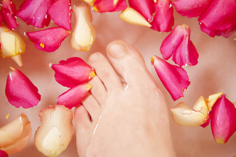 西方人,腿部,脚,脚趾,脚趾甲,腿,一个人,横图,俯视,室内,特写,白天,水,欧洲,欧洲人,仅一个女性,仅一个人,盛开,液体,水滴,花蕾,光脚,干净,洗脚,花,花瓣,花朵,鲜花,花苞,花蕊,清洁,仅一个中年女性,享受,健康,赤脚,放松,保健,足浴,卫生,女人,女性,中年女性,白种人,脚指甲,清洗,半身,彩图,高角度拍摄