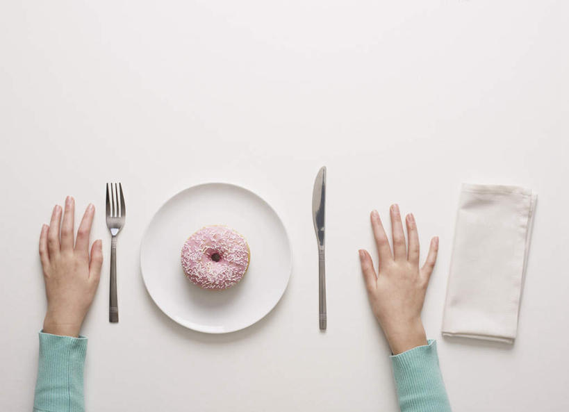 点心,面包,西方人,儿童,手,一个人,横图,俯视,室内,特写,白天,白色背景,纯洁,桌面,桌子,餐具,欧洲,欧洲人,双手,仅一个女性,仅一个人,一条,服装,木制,叉子,刀叉,刀子,碟子,盘,食品,面点,休闲装,食物,糕点,一个,小孩,衣服,绿色,白色,盘子,餐巾,木制品,碟,甜甜圈,仅一个小孩,休闲,手部,休闲服,可爱,童年,童趣,搭,摄影,服饰,影棚,单个,搭着,餐刀,童真,烂漫,无邪,餐叉,多纳滋面包,唐纳滋,保洁方巾,口布,天真,女孩,女人,女性,白种人,孩子,进餐用具,面包圈,半身,彩图,高角度拍摄,影棚拍摄,拍摄,女生