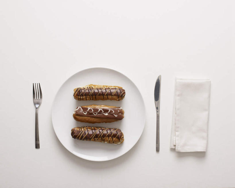 点心,面包,无人,横图,俯视,室内,白天,白色背景,桌面,桌子,餐具,一排,一条,整齐,木制,叉子,刀叉,刀子,碟子,盘,食品,面点,食物,糕点,排列,三个,一个,白色,盘子,餐巾,木制品,碟,甜甜圈,摄影,影棚,单个,队列,餐刀,餐叉,多纳滋面包,唐纳滋,保洁方巾,口布,进餐用具,面包圈,彩图,高角度拍摄,影棚拍摄,拍摄