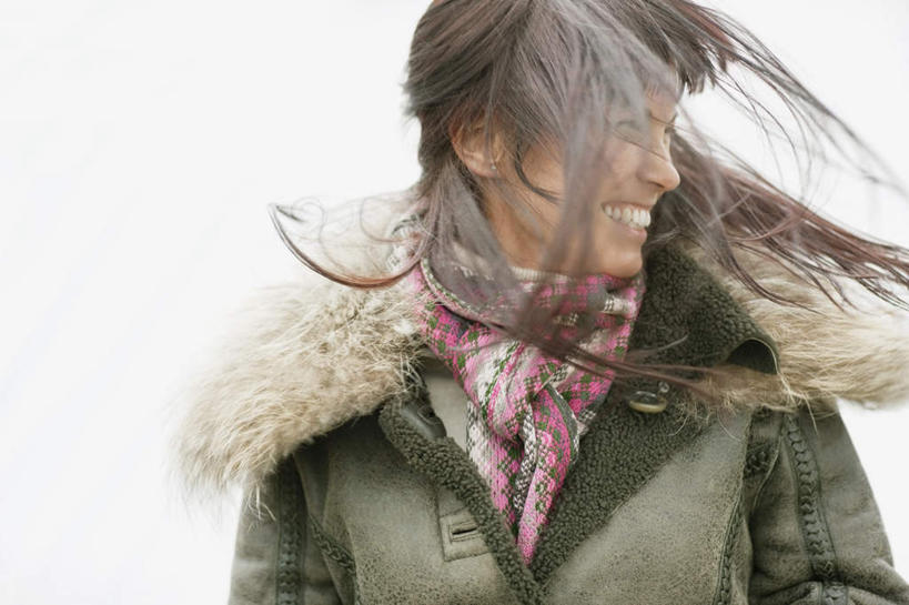 西方人,脸,头,脸颊,头发,一个人,站,笑,微笑,露齿笑,横图,室内,特写,白天,白色背景,正面,欧洲,欧洲人,仅一个女性,仅一个人,握,服装,棕色,拿,拿着,扭头,注视,肩膀,衣服,绿色,观察,看,站着,转头,仅一个中年女性,温暖,握着,摄影,服饰,影棚,观看,羽绒服,保暖,察看,御寒,关注,冬装,女人,女性,中年女性,白种人,头部,长发,直发,脸部,脸蛋,面部,站立,半身,彩图,影棚拍摄,拍摄