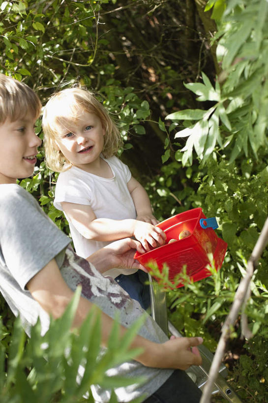 西方人,儿童,两个人,家庭,果园,站,笑,微笑,露齿笑,竖图,室外,白天,正面,纯洁,田园,植物,欧洲,欧洲人,握,阴影,服装,光线,桶,影子,塑料,果树,拿,拿着,扭头,注视,休闲装,树,树木,一个,小孩,衣服,红色,绿色,阳光,自然,容器,塑料制品,低头,观察,看,站着,转头,休闲,温暖,温馨,一家人,休闲服,可爱,童年,童趣,握着,服饰,生长,单个,成长,观看,储藏,塑料桶,和睦,察看,储存,关注,童真,烂漫,无邪,田庄,垂头,园子,天真,男孩,男人,男性,女孩,女人,女性,白种人,站立,半身,彩图,融洽,贮存,男生,女生