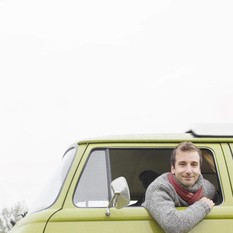 西方人,一个人,坐,笑,微笑,露齿笑,方图,室外,白天,仰视,窗户,欧洲,欧洲人,仅一个男性,仅一个人,仅一个中年男性,一辆,阴影,服装,装饰,光线,影子,注视,休闲装,玻璃窗,车,衣服,灰色,天空,阳光,车窗,围巾,交通工具,天,观察,看,趴着,休闲,温暖,休闲服,服饰,晴朗,围脖,观看,保暖,华丽,点缀,察看,御寒,关注,载具,露营,野营,房车,万里无云,宿营,衬托,美观,雅致,雅观,露营车,男人,男性,中年男性,白种人,晴空,晴空万里,趴,坐着,半身,彩图,低角度拍摄