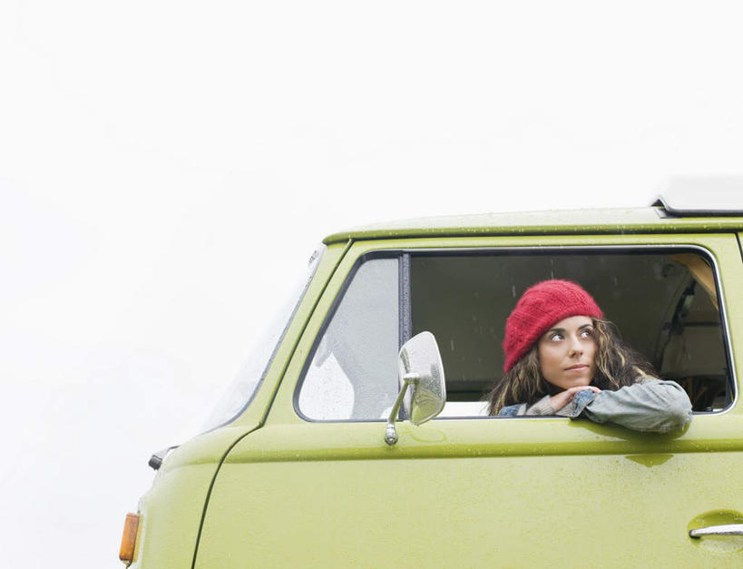 西方人,一个人,坐,横图,室外,白天,仰视,窗户,帽子,欧洲,欧洲人,仅一个年轻女性,仅一个女性,仅一个人,一辆,阴影,服装,光线,影子,扭头,注视,休闲装,玻璃窗,车,衣服,红色,天空,阳光,车窗,交通工具,天,观察,看,趴着,转头,休闲,休闲服,服饰,晴朗,观看,察看,关注,载具,露营,野营,房车,万里无云,宿营,无边帽,一顶,露营车,年轻女性,女人,女性,白种人,晴空,晴空万里,趴,坐着,半身,彩图,低角度拍摄