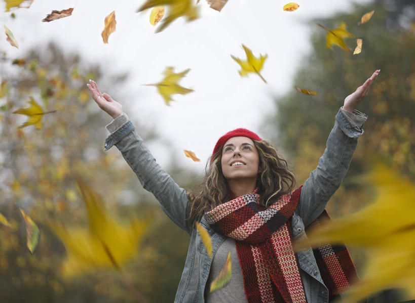 西方人,一个人,站,举,伸展双臂,横图,室外,白天,仰视,秋季,植物,帽子,叶子,欧洲,欧洲人,仅一个年轻女性,仅一个女性,仅一个人,一条,许多,服装,朦胧,模糊,装饰,枫叶,枯叶,落叶,很多,注视,休闲装,树,树木,衣服,黄色,红色,绿色,自然,围巾,观察,看,托,站着,休闲,温暖,休闲服,服饰,生长,成长,围脖,观看,枫树叶,保暖,华丽,点缀,察看,御寒,关注,无边帽,衬托,美观,雅致,雅观,一顶,年轻女性,女人,女性,白种人,叶,叶片,秋,秋天,敞开双臂,举起,举手,举着,伸开双臂,抬头,向上举,向上伸,向上托,仰头,展开双肩,站立,张开手臂,张开双臂,半身,彩图,低角度拍摄