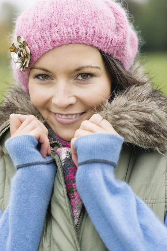 西方人,脸,头,脸颊,手,一个人,站,笑,微笑,露齿笑,竖图,室外,特写,白天,正面,草地,草坪,植物,帽子,欧洲,欧洲人,仅一个年轻女性,仅一个女性,仅一个人,握,服装,朦胧,模糊,拿,拿着,注视,肩膀,草,树,树木,衣服,黄色,绿色,自然,观察,看,站着,温暖,手部,握着,服饰,生长,成长,观看,羽绒服,保暖,察看,御寒,关注,无边帽,一顶,冬装,年轻女性,女人,女性,白种人,头部,脸部,脸蛋,面部,站立,半身,彩图