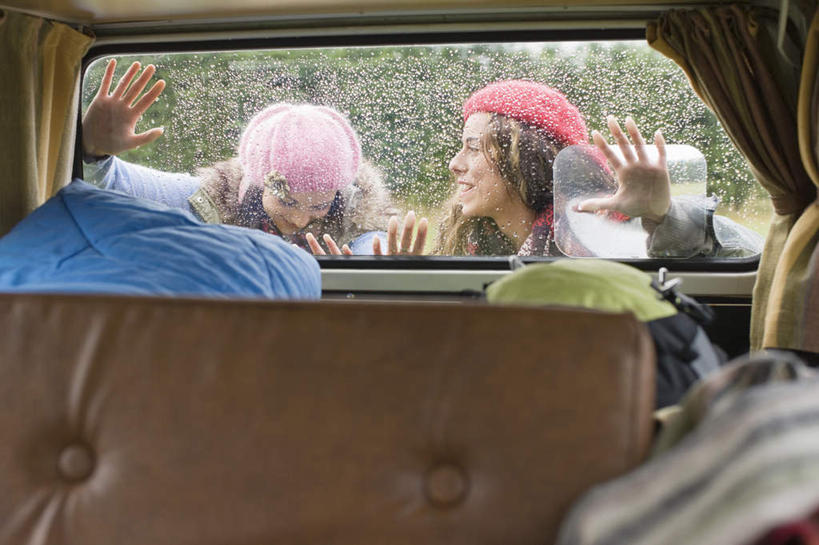 西方人,两个人,伙伴,朋友,走,横图,室外,白天,正面,友谊,草地,草坪,植物,窗户,帽子,椅子,欧洲,欧洲人,两顶,一辆,服装,朦胧,模糊,扭头,休闲装,玻璃窗,车,草,树,树木,衣服,粉色,红色,绿色,自然,车窗,交通工具,低头,转头,休闲,休闲服,搭,服饰,生长,成长,搭着,载具,露营,野营,房车,宿营,无边帽,垂头,露营车,友情,年轻女性,女人,女性,白种人,步行,散步,走路,半身,彩图