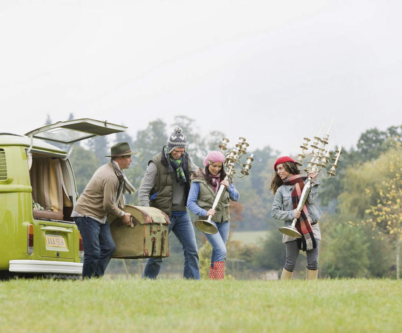 西方人,四个人,伙伴,朋友,走,交叉,横图,室外,白天,正面,爱情,友谊,草地,草坪,植物,竹子,帽子,欧洲,欧洲人,一辆,弯腰,握,阴影,竹制,服装,裤子,朦胧,模糊,装饰,编织,光线,篮子,影子,烛台,浪漫,拿,拿着,扭头,注视,牛仔裤,休闲装,车,草,树,树木,一个,衣服,绿色,天空,阳光,自然,围巾,竹篮,交通工具,天,观察,看,转头,休闲,温暖,温馨,休闲服,恩爱,握着,恋人,服饰,生长,晴朗,单个,成长,围脖,观看,竹条,保暖,华丽,交织,点缀,和睦,察看,竹制品,御寒,蜡烛架,关注,载具,露营,野营,房车,万里无云,宿营,无边帽,弯身,衬托,美观,雅致,雅观,穿插,露营车,烛架,友情,男人,男性,年轻男性,年轻女性,女人,女性,中年男性,白种人,情侣,晴空,晴空万里,步行,散步,走路,彩图,全身,伴侣,融洽