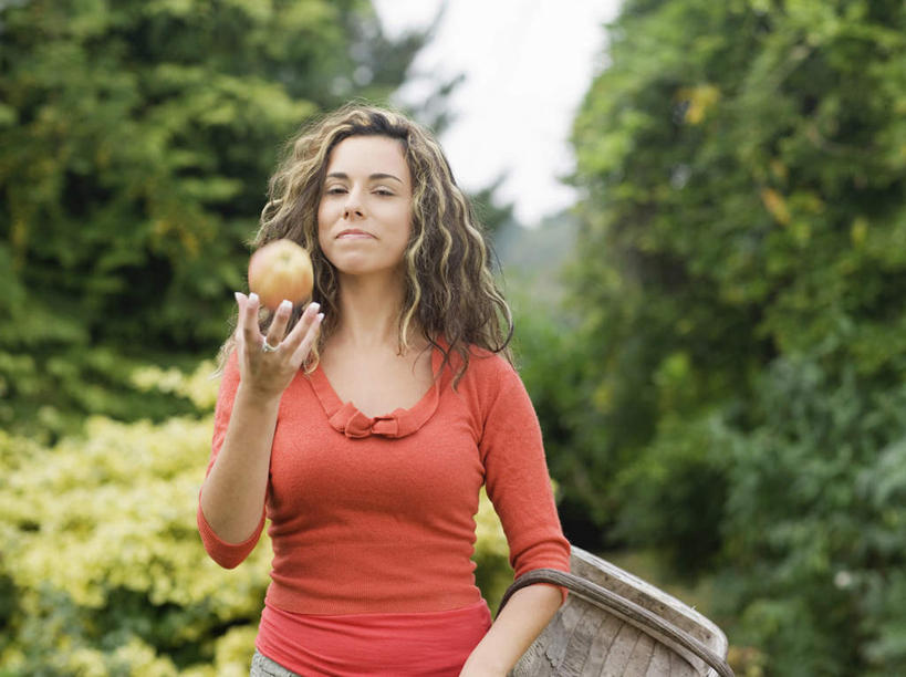 西方人,一个人,站,交叉,横图,室外,白天,正面,植物,竹子,苹果,水果,欧洲,欧洲人,仅一个年轻女性,仅一个女性,仅一个人,握,阴影,竹制,服装,朦胧,模糊,新鲜,编织,光线,篮子,影子,生食,食品,果实,拿,拿着,注视,休闲装,树,树木,食物,一个,衣服,红色,绿色,阳光,自然,竹篮,观察,看,站着,休闲,休闲服,握着,服饰,有机食品,绿色食品,生长,单个,成长,观看,竹条,交织,察看,竹制品,关注,穿插,年轻女性,女人,女性,白种人,站立,半身,彩图