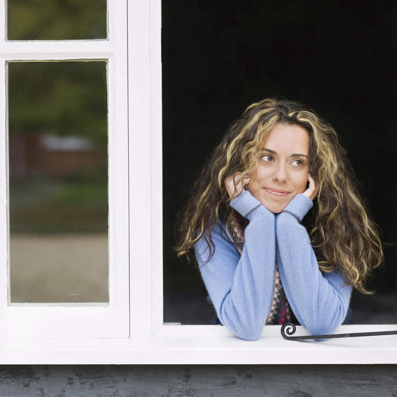 西方人,一个人,站,笑,微笑,方图,室外,白天,正面,窗户,欧洲,欧洲人,仅一个年轻女性,仅一个女性,仅一个人,撑,服装,朦胧,模糊,托腮,注视,休闲装,玻璃窗,衣服,蓝色,观察,看,托,站着,休闲,休闲服,服饰,观看,察看,撑着,关注,托下巴,年轻女性,女人,女性,白种人,站立,半身,彩图