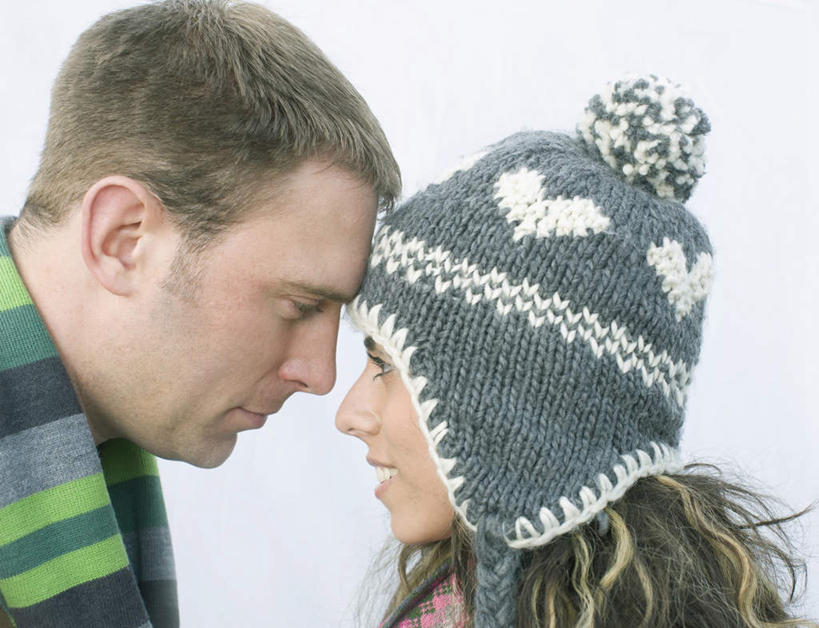 西方人,脸,头,脸颊,两个人,站,笑,微笑,露齿笑,横图,室内,特写,白天,白色背景,侧面,帽子,欧洲,欧洲人,一条,服装,装饰,注视,休闲装,肩膀,相视,衣服,围巾,低头,观察,看,站着,休闲,温暖,面对面,休闲服,摄影,服饰,影棚,围脖,观看,对视,保暖,华丽,点缀,察看,互视,御寒,关注,相对,相看,衬托,美观,雅致,雅观,一顶,编织帽,垂头,男人,男性,年轻女性,女人,女性,中年男性,白种人,头部,脸部,脸蛋,面部,站立,半身,彩图,影棚拍摄,拍摄