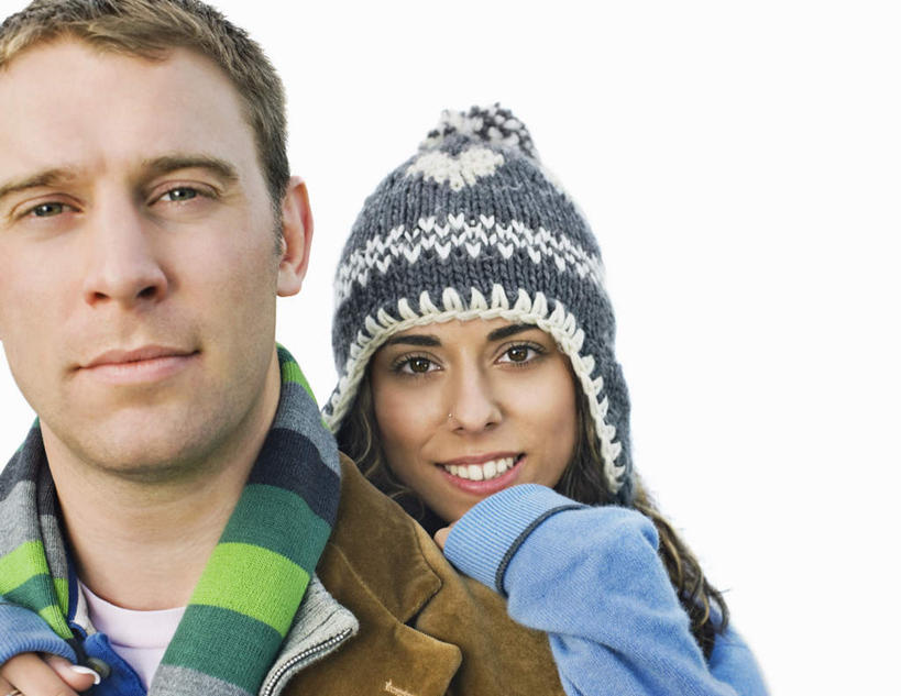 西方人,脸,头,脸颊,两个人,站,笑,微笑,露齿笑,横图,室内,特写,白天,白色背景,正面,帽子,欧洲,欧洲人,一条,服装,装饰,注视,休闲装,肩膀,衣服,围巾,观察,看,靠,靠着,站着,休闲,温暖,休闲服,搭,摄影,服饰,影棚,围脖,观看,保暖,华丽,点缀,察看,御寒,搭着,关注,衬托,美观,雅致,雅观,一顶,编织帽,男人,男性,年轻女性,女人,女性,中年男性,白种人,头部,脸部,脸蛋,面部,站立,半身,彩图,影棚拍摄,拍摄