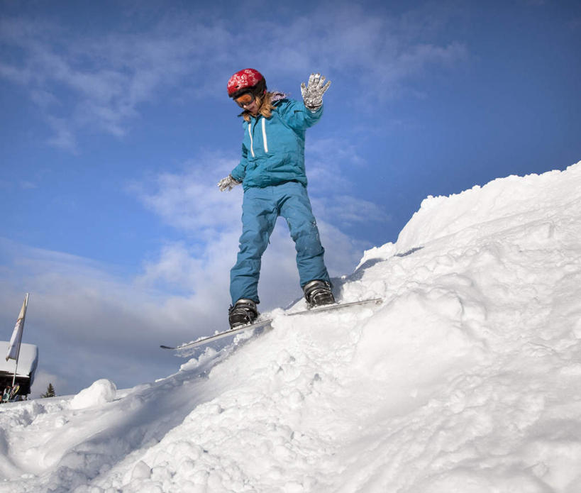 西方人,儿童,一个人,站,伸展双臂,横图,室外,白天,仰视,锻炼,旅游,度假,纯洁,安全,运动,山,雪,雪山,大雪,帽子,欧洲,欧洲人,仅一个女性,仅一个人,一副,阴影,服装,光线,眼镜,影子,冰,积雪,山峰,雪景,云,云朵,冬季,冬天,防护,山峦,云彩,扭头,注视,休闲装,娱乐,运动器械,一个,小孩,衣服,红色,蓝色,白云,蓝天,天空,阳光,天,观察,看,站着,转头,仅一个小孩,享受,休闲,休闲服,健身器械,放松,寒冷,可爱,童年,童趣,服饰,晴朗,单个,观看,护目镜,保护,滑雪板,察看,冰冷,关注,室外运动,保险,健身器材,户外运动,滑雪装备,童真,烂漫,无邪,保全,周全,安稳,安定,一顶,编织帽,严寒,冰凉,酷寒,凛冽,凛凛,极冷,安全防护眼镜,平安,天真,女孩,女人,女性,白种人,孩子,晴空,敞开双臂,伸开双臂,展开双肩,站立,张开手臂,张开双臂,彩图,低角度拍摄,全身,健身,防护眼镜,运动器材,女生