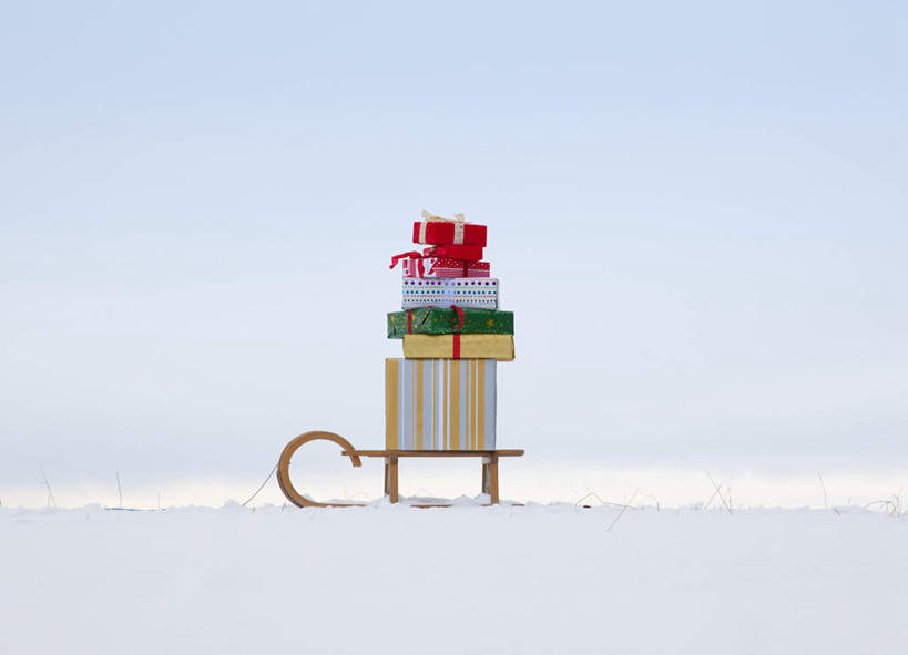 无人,横图,室外,白天,正面,旅游,度假,美景,雪,大雪,礼盒,礼物,德国,欧洲,圣诞节,一辆,一排,许多,阴影,节日,庆祝,整齐,光线,丝绸,丝带,影子,纸盒,积雪,景观,雪景,冬季,冬天,缎带,很多,文化,娱乐,车,绸带,盒子,排列,蓝色,蓝天,天空,阳光,自然,包装盒,礼品盒,交通工具,天,庆典,享受,休闲,景色,放松,寒冷,礼品,晴朗,纪念,堆,雪橇,西欧,队列,自然风光,载具,雪橇车,万里无云,德意志联邦共和国,严寒,礼物车,晴空,晴空万里,彩图